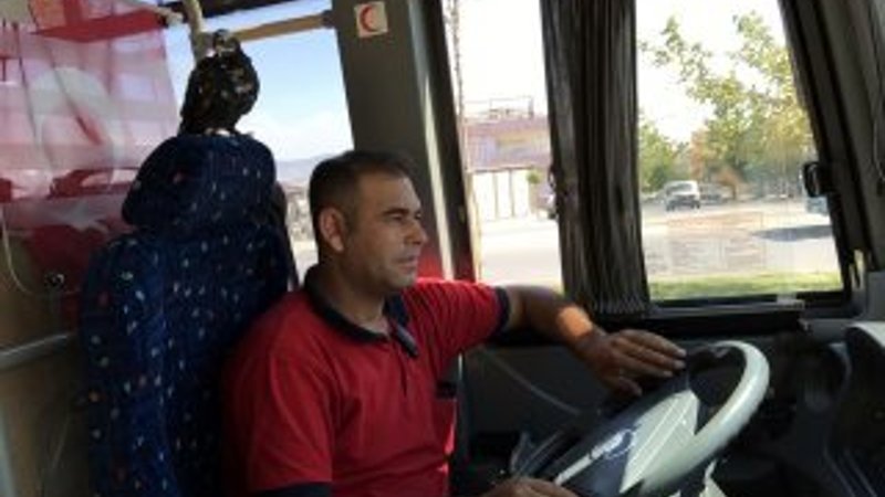Otobüs şoförü iyileştirdiği güvercinle birlikte çalışıyor
