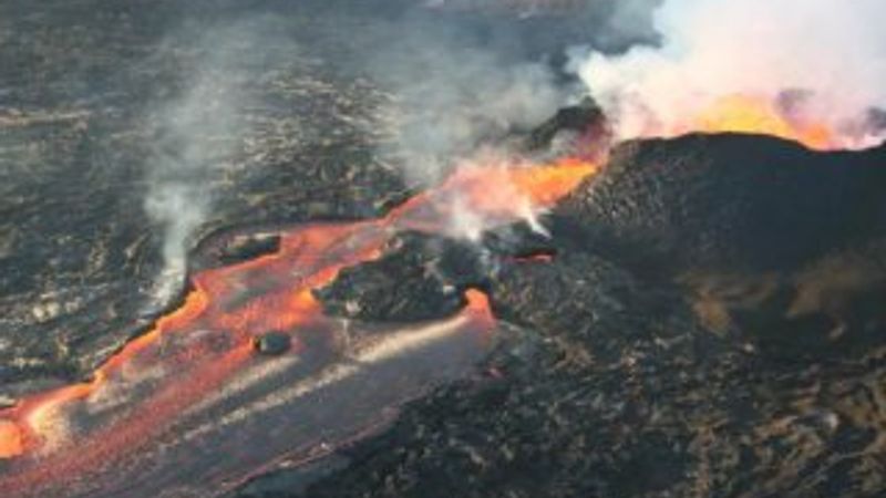 Hawaii'de lavlar okyanusa aktı