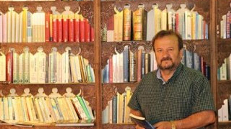 Kitapları olmayan okulları buldu, kütüphane kurdu