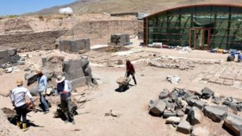 Bilim insanlarını heyecanladıran Ayanis'te kazılar sürüyor