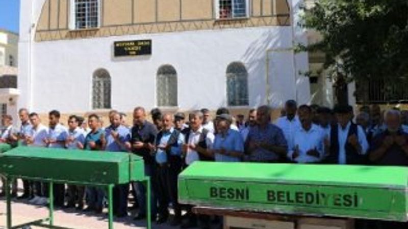Amcaları tarafından öldürülen iki kardeş ve anneleri toprağa verildi