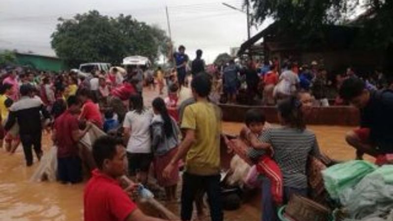 Laos'ta baraj çöktü