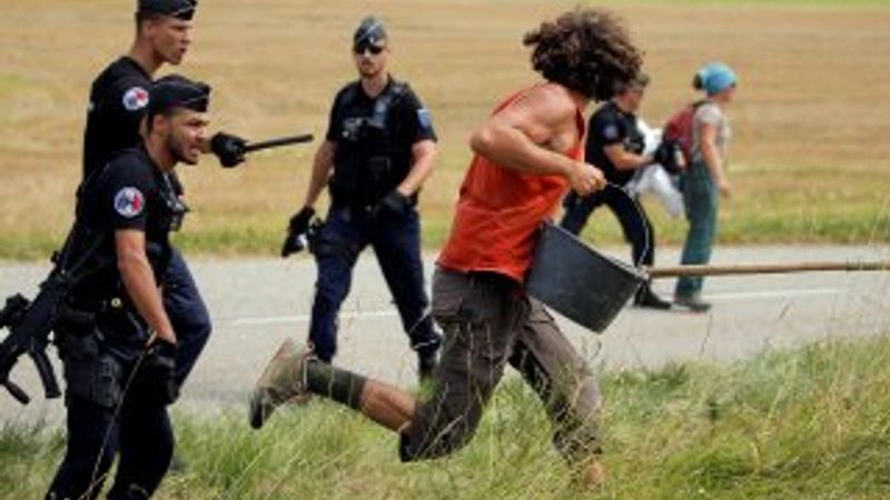 Fransa Bisiklet Turu'nda çiftçi eylemi