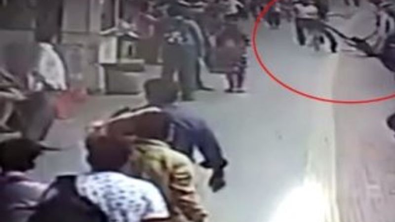 Elbisesi trene takılan kadın ölümden döndü