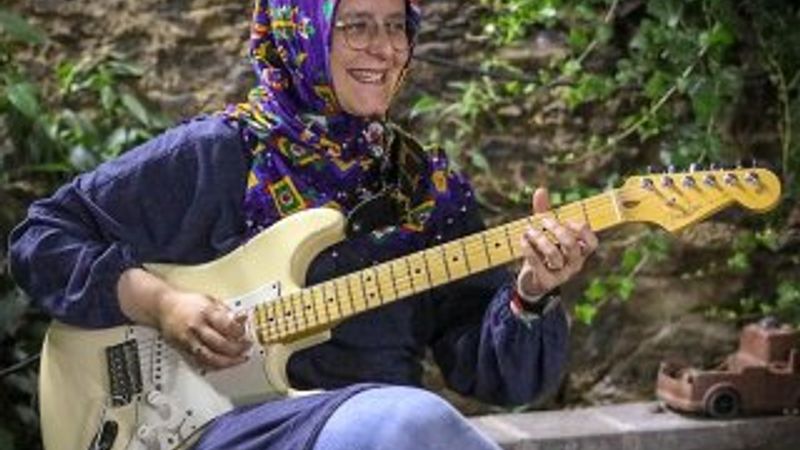 Elektrogitarıyla ezber bozan anne