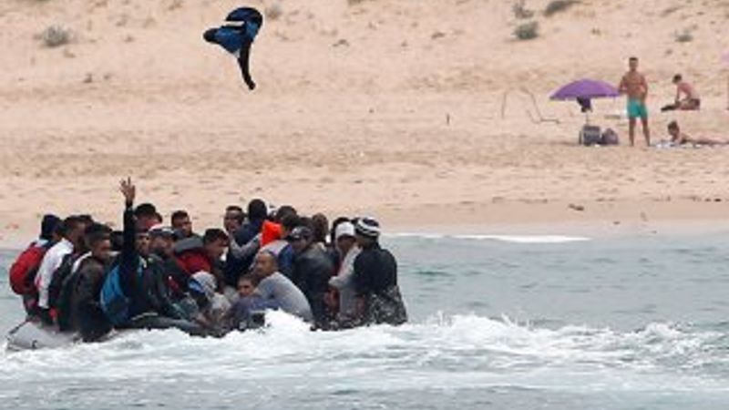 İspanya plajlarına ulaşan göçmenler