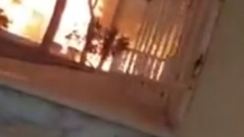 Alevlerin arasında kalan Yunan dehşeti kaydetti