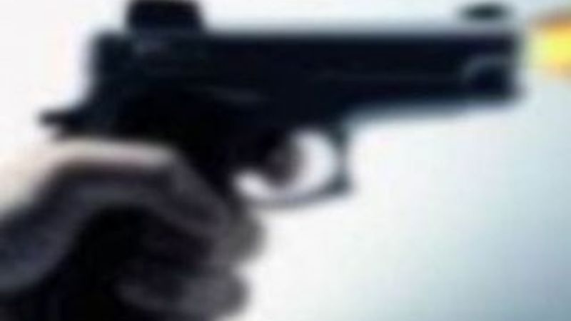 Beylik tabancasıyla alacaklısını vurdu