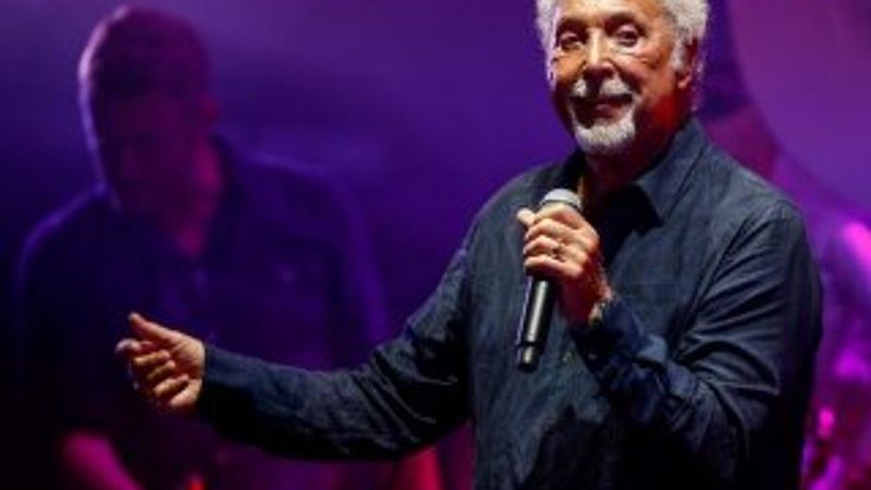 Tom Jones Antalya'da hayranlarıyla buluştu