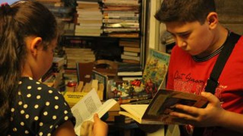 Çocuklar için çöpten kitap topluyor