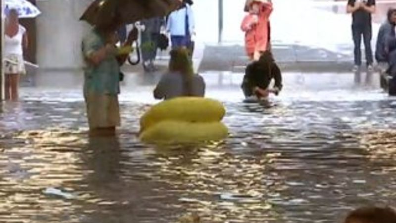 İsveç'te metroyu su bastı