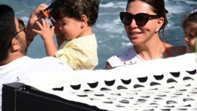 Ebru Yaşar ikizleriyle tatilde