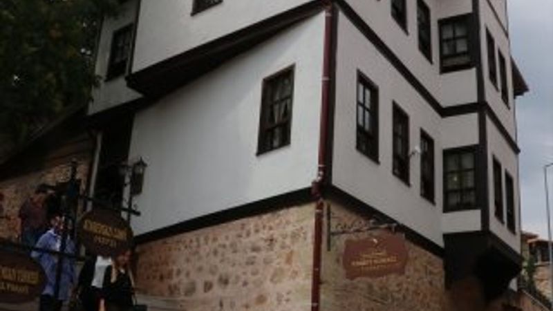 Tarihi konak Millet Kıraathanesi oldu