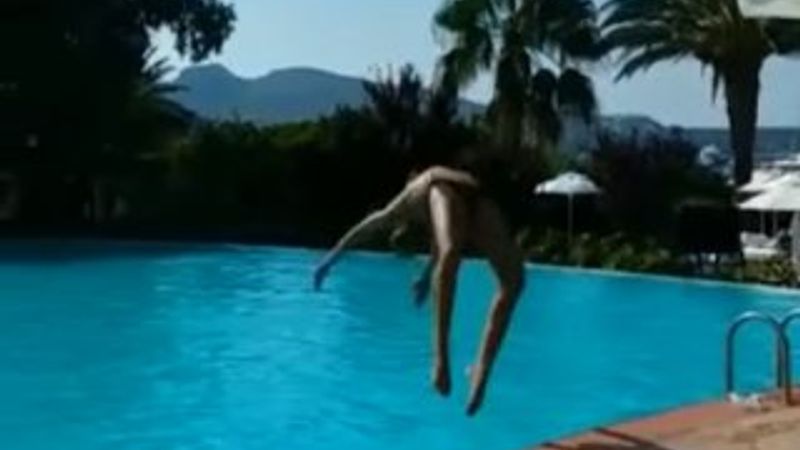 Çağla Şıkel’den ters balıklama atlayış