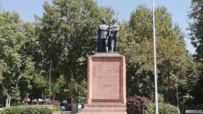Malatya'da Atatürk heykeline şort giydirilsin talebi