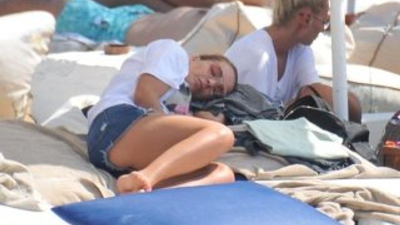 Bengü havuz başında uyuyakaldı