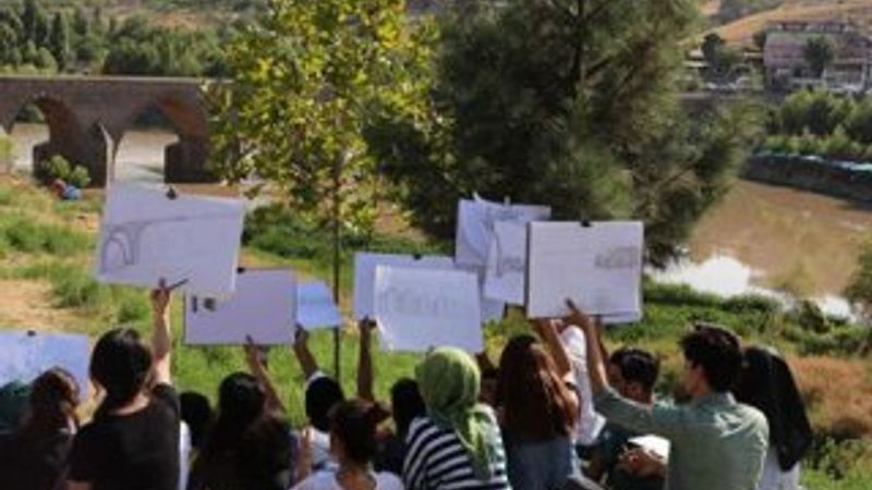 Diyarbakır'ın tarihi yapılarını resmediyorlar