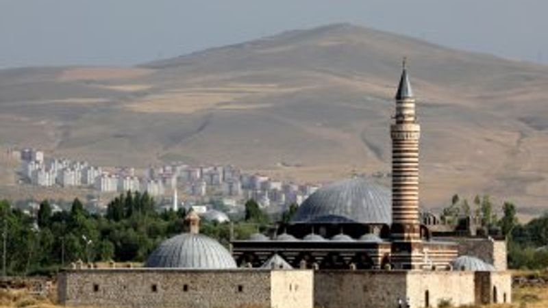 2 bin 700 yıllık kale ziyaretçilerini büyülüyor