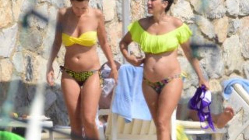 Özge Özder arkadaşlarıyla balayında