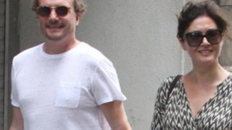 Nurgül Yeşilçay sevgilisiyle ev alışverişinde