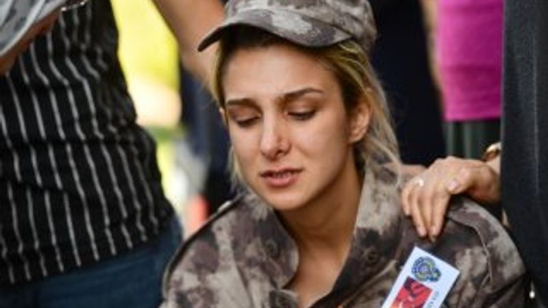 Şehit polisi, eşi üniformayla karşıladı