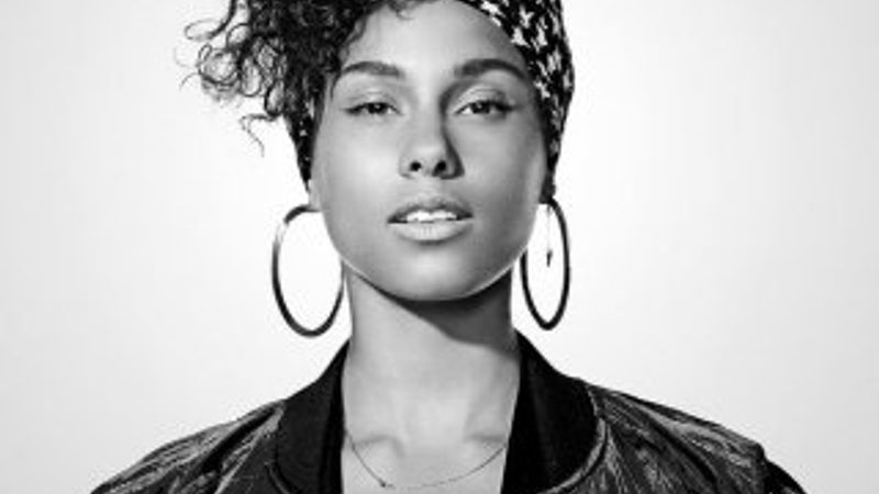 Alicia Keys Halkalı Şeker türküsüyle yüzdü