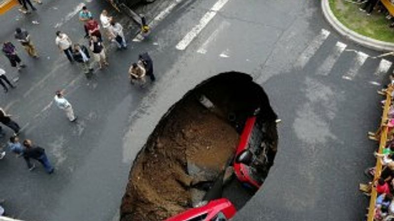 Çin'de devasa çukur araçları yuttu