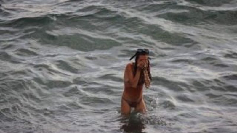 Rus turist bebeğini denizde doğurdu