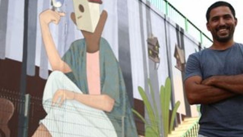 Çizdiği resimlerle duvarları yeniden canlandırıyor