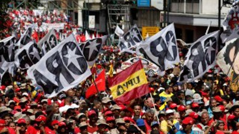 Venezuela'da Maduro destekçileri sokaklara döküldü