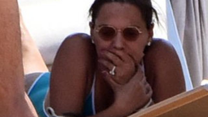 Demet Akalın tektaşıyla güneşlendi