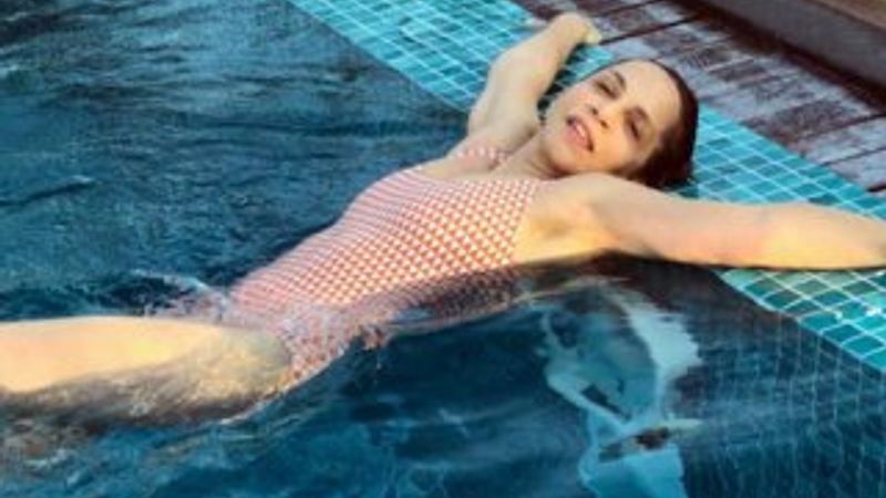 Sertab Erener'den havuz pozu