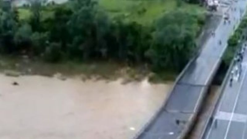 Karadeniz Sahil Yolu'nda yıkılan köprünün havadan görüntüsü