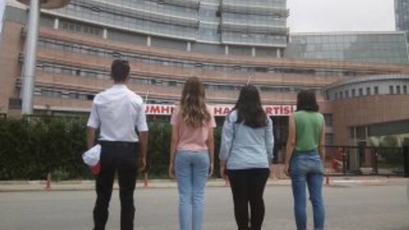 CHP önünde duran adam eylemi