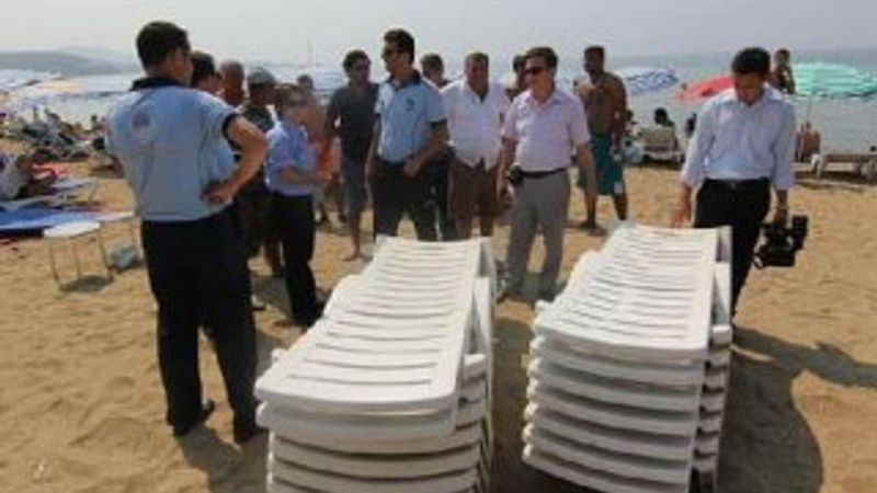 Menderes'te kiralık şezlonglar kaldırıldı