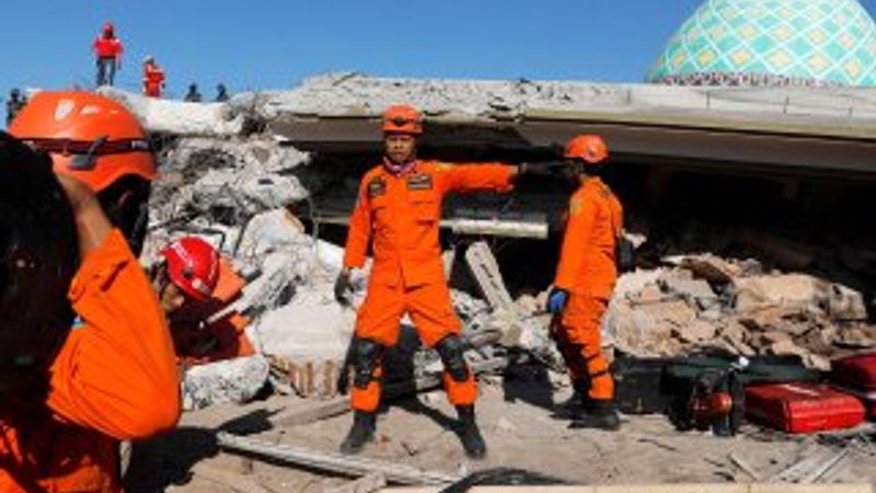 Endonezya bir depremle daha sarsıldı