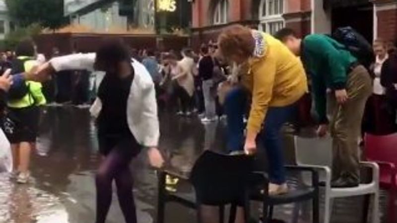 Sandalye köprüsüyle karşıdan karşıya geçen İngilizler