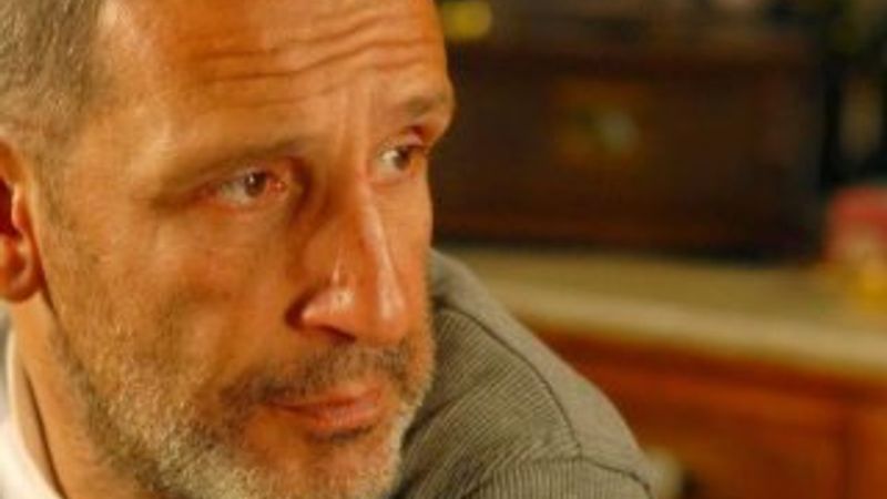 Cem Özer ölen annesinin komşularına küfretti