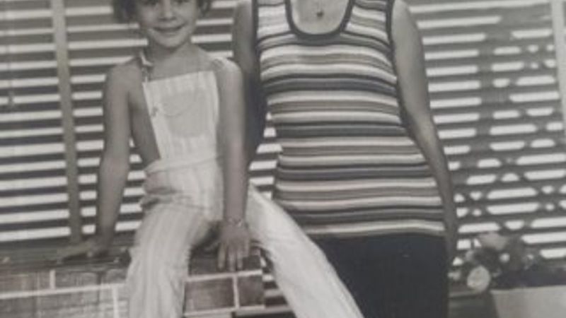 Demet Sağıroğlu küçüklük fotoğrafını paylaştı