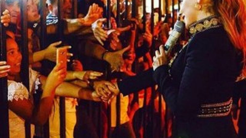 Hadise hayranlarıyla demir parmaklıkların arkasından selamlaştı