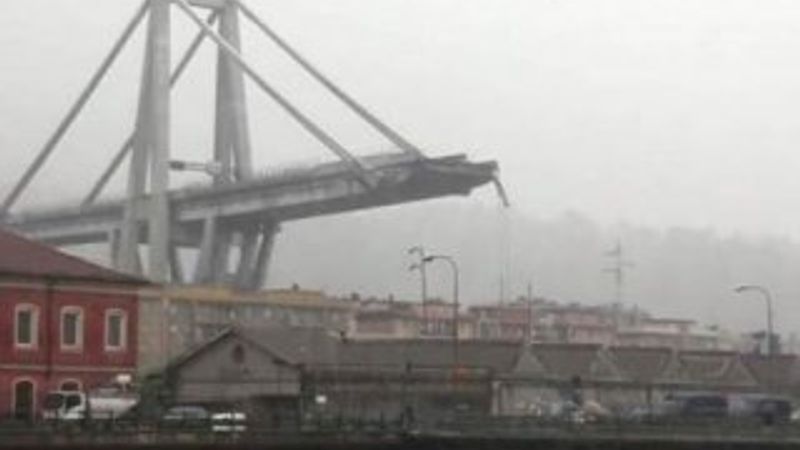 İtalya'daki köprünün çökme anı