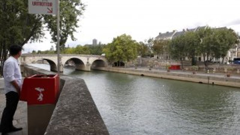 Paris sokaklarına açık hava pisuvarı