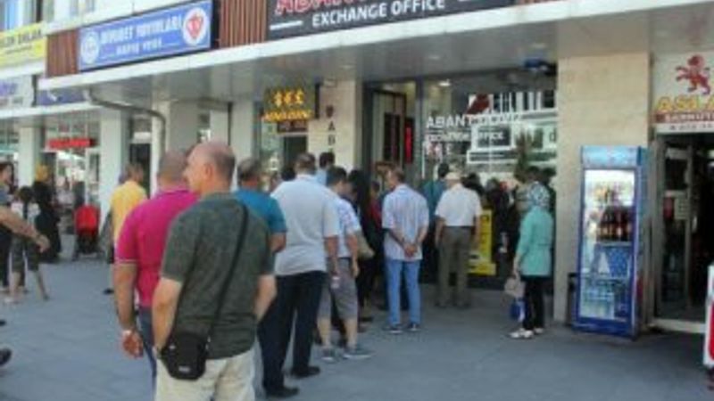 Vatandaşlar döviz bozdurmak için kuyruğa girdi