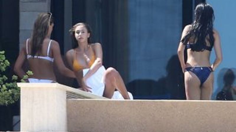 Sylvester Stallone kızlarıyla tatilde