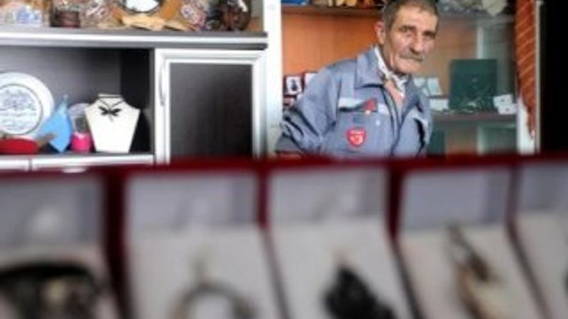 Boynuzu işleyerek takıya dönüştürüyor