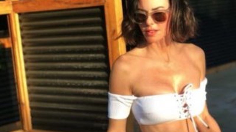 Defne Samyeli bikinisiyle poz verdi