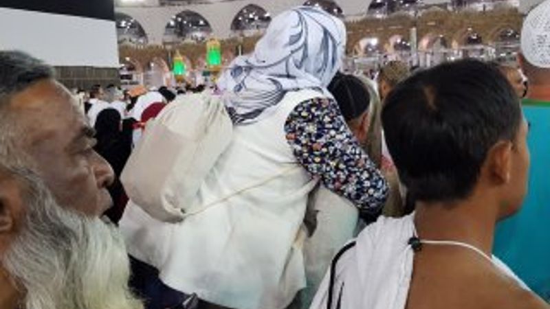 Annesini sırtında tavaf ettirdi