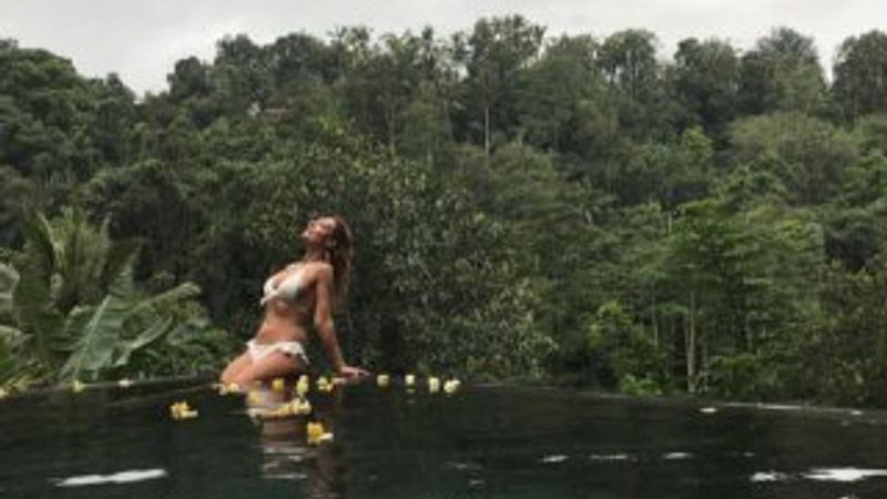 Özge Özder'den balayı pozu