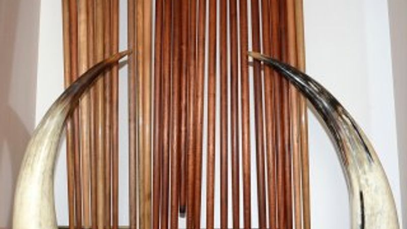 Bastonları taş işçiliğiyle süslüyorlar