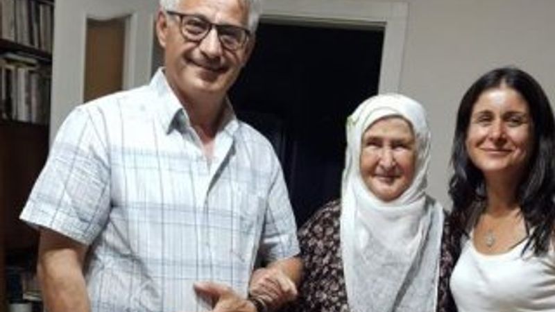 Komşu köye kütüphane yaptırdı